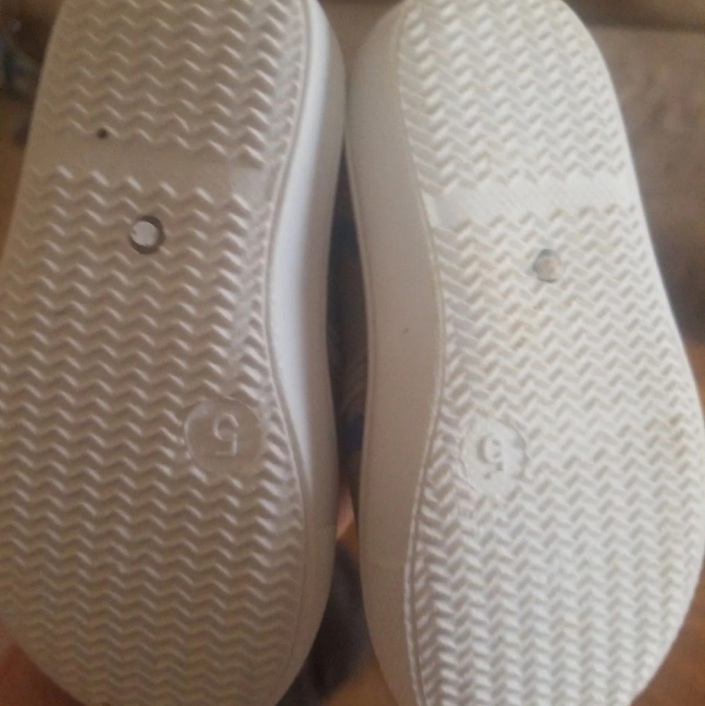 Toddler shoes size 5 - Picture 2 of 2